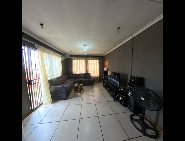 3 BEDROOM HOUSE FOR SALE IN CLAYVILLE